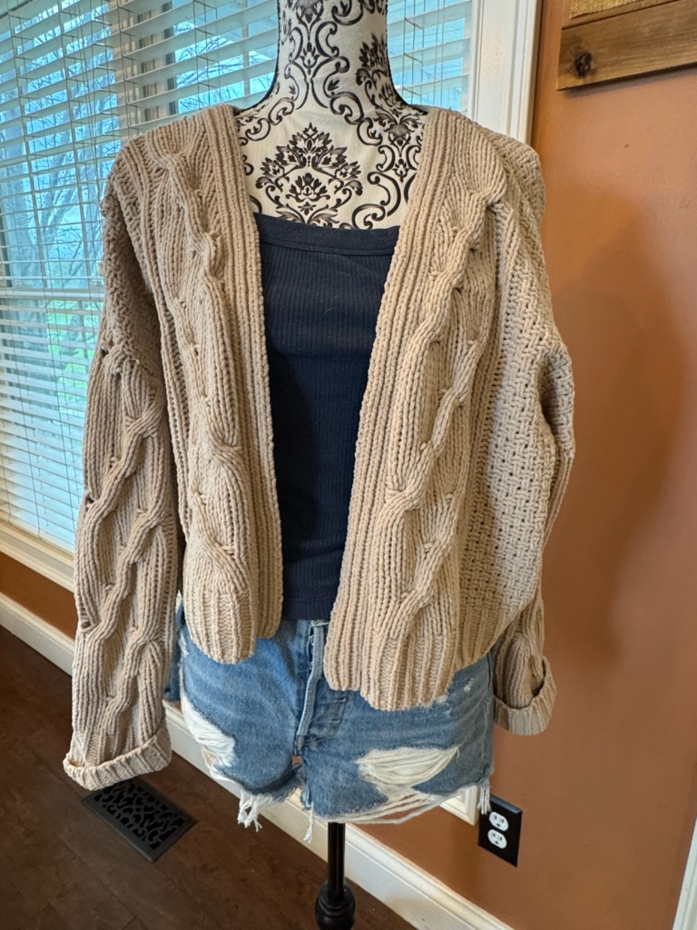 Moon & Madison Cable Knit Cardigan Size Medium Neutral Beige Chunky Knit